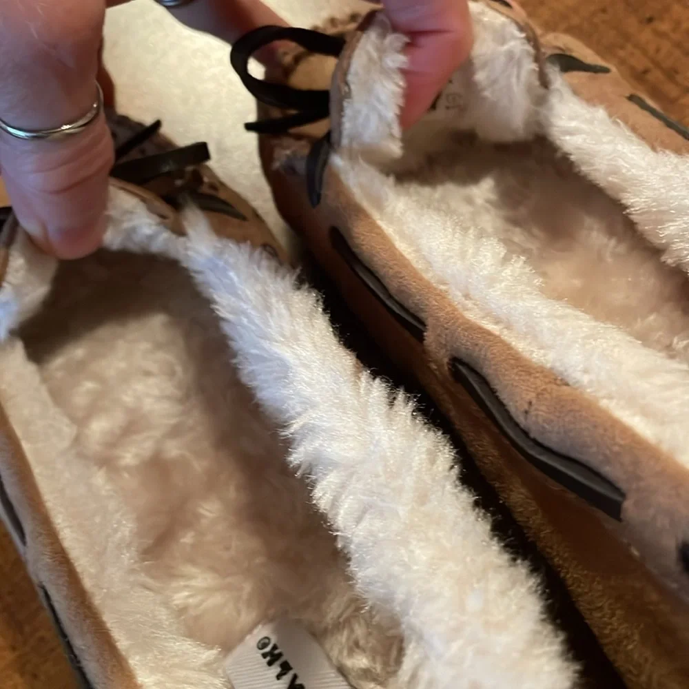 AIRWALK Girls Sherpa Lined Slippers - size 2